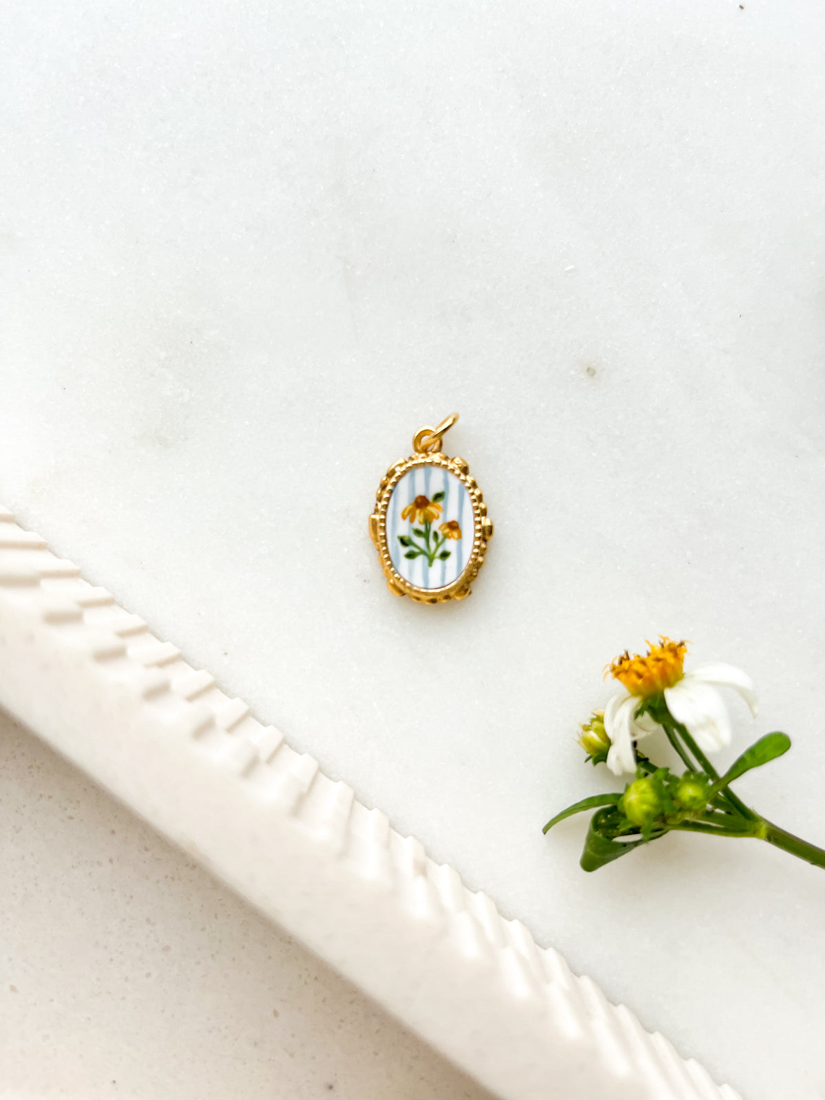 Handpainted Charm Striped Daisy
